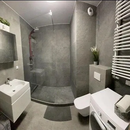 Lovely 50 M2 Next To The Park And 2,2km City Center Krakkó